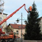 Bald leuchtet Kolbermoor: Bauhof-Mitarbeiter hängen Lichterketten auf