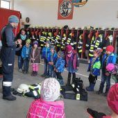 Knirpse besuchen Feuerwehr