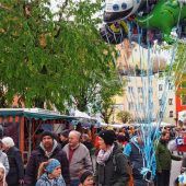 Besucher bummeln über den Kathreinmarkt