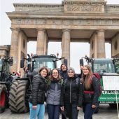 Landwirte aus der Region demonstrieren in Berlin und organisieren Mahnfeuer