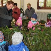 Alle helfen fleißig mit beim Adventskranzbinden