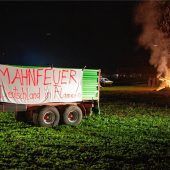 Weithin sichtbar: Mahnfeuer der Landwirte nahe der Reithofpark-Klinik