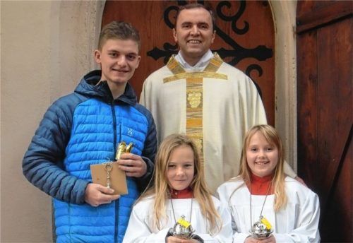 Willkommensgruß und Abschied: Vitus Lipp, Anna-Lena Fertl und Lucia Gfüllner mit Pfarrer Idkowiak (von links).Foto re
