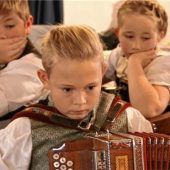 Zahlreiche Zuhörer beim Gaujugendsingen des Bayerischen Inngau Trachtenverbands in Rohrdorf