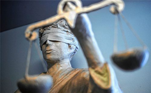 Zwei Jahre bekam der 27-Jährige aufgebrummt. Wegen des einschlägigen Vorstrafenregisters, offener Bewährung und hoher Rückfallgeschwindigkeit konnte der Richter die Strafe diesmal nicht mehr zur Bewährung aussprechen.Foto dpa