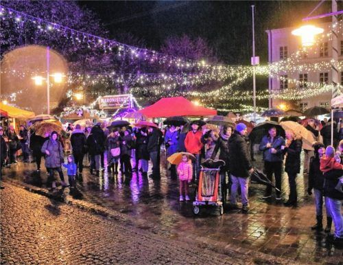 Zum Auftakt des Christkindlmarktes Ende November 2019 standen alle dicht gedrängt Seite an Seite – heute undenkbar. Ob ein Christkindlmarkt heuer stattfinden kann, soll im Sommer entschieden werden. Foto Riediger