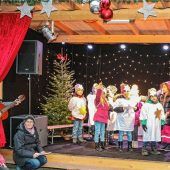 Aiblinger Weihnachtsmarkt heuer bei regnerischem Wetter eröffnet