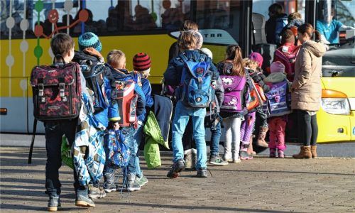 Ab dem nächsten Schuljahr zahlt der Landkreis die Schülerbeförderungskosten nicht mehr nur bis zur kostengünstigsten Schule, sondern zur Schule der Wahl. Dadurch haben die Eltern mehr Freiheit in der Schulwahl.Foto dpa