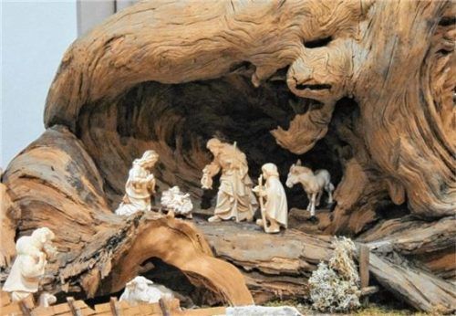 Ab Dezember in der Burg zu sehen: eine Wurzelkrippe.Foto re