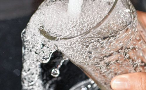 Ab Montag schmeckt das Wasser in Söchtenau wieder nach Wasser. Das Chloren werde eingestellt, so Andreas Kremer, Vorsitzender der Wasserversorgungsgenossenschaft.Foto DPA