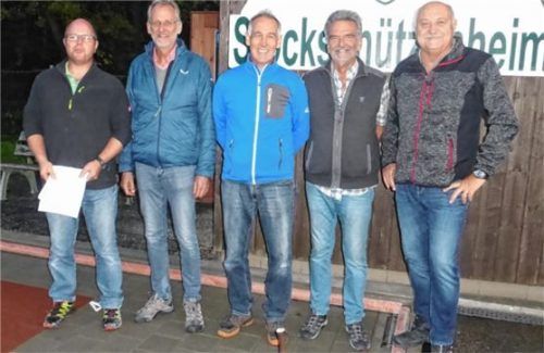 Abteilungsleiter Raimund Pellkofer gratulierte dem siegreichen Team bestehend aus Uwe Meixner, Georg Wörndl, Klaus Zangerl und Siegfried Spielvogel (von links)Foto re
