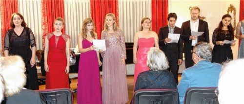 Alle Mitwirkenden sangen als Zugabe im Chor „Abends, wenn ich schlafen geh“ aus Humperdincks Oper „Hänsel und Gretel“.Foto  giesen