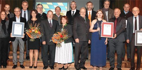 Alle Preisträger samt Bürgermeister, Landrat (Mitte) und Kulturreferent (Zweiter von rechts) versammelt auf der Bühne: Markus Aicher für die Filmtage, Elisabeth Dögerl mit ihrer Klarinette und Dr. Ulrich Feldmann für das „Heilige Grab“ (von links).Foto Fischer