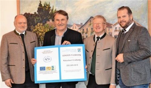 Alleine muss die Kommune die Kosten für das Freibad nicht stemmen. Bei der Übergabe des Förderbescheids ist die Freude groß: Bürgermeister Thomas Einwang (von links), Bürgermeister Dr. Herbert Heiml, Sebastian Wittmoser und Sascha Schnürer.Foto  Rampl