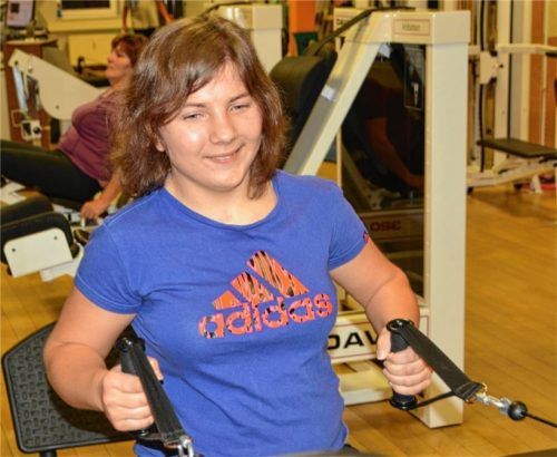 Alles im Griff: Marlies beim Trainieren im Fitness-Studio. Mit zehn Jahren hatte die heute 22-jährige Frau eine schwere Hirnblutung erlitten. Vor Kurzem hat sie in Aschau endlich eine WG gefunden.Foto  simeth
