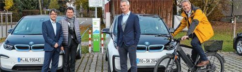 Allseitige Freude: Dr. Josef Lipp, Helmut Schmidbauer und Sebastian Ranner (von links) von „Innergie“ und ESB freuen sich über zwei neue Ladesäulen in Stephanskirchen, am Rathaus (Bild) und am Sportplatz. Bürgermeister Rainer Auer, der bevorzugt mit seinem superschnellen E-Bike unterwegs ist und dienstliches und privates E-Auto gern stehen lässt, freut sich, dass die Ladesäulen mit Ökostrom aus Wasserkraft arbeiten. Foto  Hampel