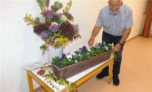 Alois Benkard zeigte den Besuchern noch einen bepflanzten Blumenkasten, den man über das ganze Jahr auf dem Balkon haben kann.Foto greiner