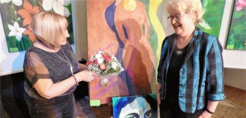Als Organisatorin der Neujahrsausstellungen findet Johanna Arends (links) keinen Nachfolger. Rechts im Bild Birgit Pöll bei ihrer Sonderausstellung in Rimsting.Foto thümmler