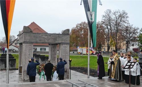 Am restaurierten Denkmal wird im Gedenken an die Opfer der beiden Weltkriege ein Kranz niedergelegt. Fotos  Sedlbauer