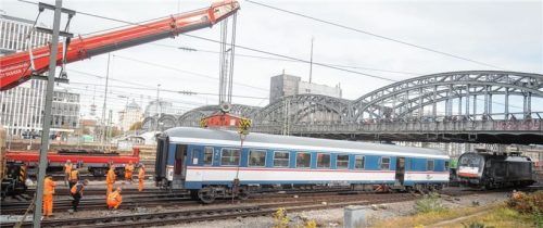 Am Samstagnachmittag an der Hackerbrücke unweit des Münchner Hauptbahnhofs: Der entgleiste Waggon wurde mit einem Spezialkran wieder in die Spur gehoben und abtransportiert. Aufgrund der Reparaturarbeiten an den Oberleitungen und am Gleis kann es auch heute noch zu Behinderungen kommen.Foto Oliver Bodmer
