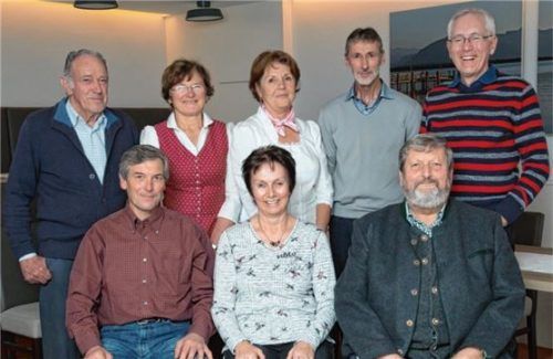 Amtsinhaber der Bernauer Blumen- und Gartenfreunde: (Sitzend von links) Zweiter Vorsitzender Michael Ramsl, Vorsitzende und Schriftführerin Rosemarie Widmann und Kassier Klaus Daiber sowie (stehend von links) die Beisitzer Balthasar Strohmayer, Irmgard Scheck, Monika Lackerschmid, Georg Widmann und Klaus Eisfeld. Nicht auf dem Bild ist der Kassenprüfer Erwin Heckl.Foto berger