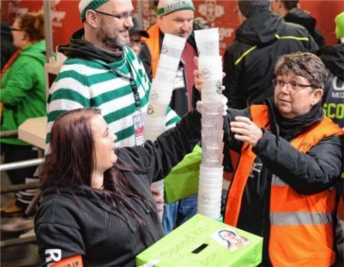 An der Spendenbox: Ann-Katrin Ißle (links) und Pan Weißenbach vom Fanbeirat. Foto  Ruprecht
