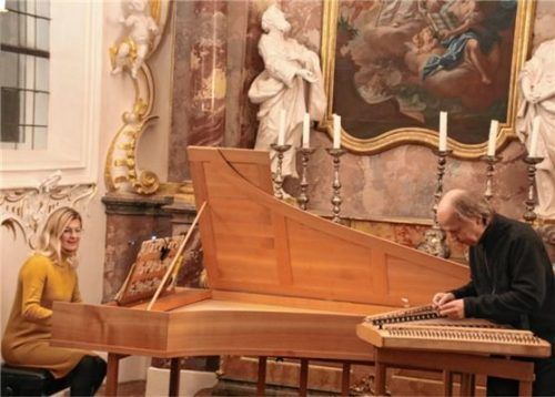 Andrea Wittmann und Rudi Zapf begeisterten mit barocken Klängen an Cembalo, Hackbrett und Knopfakkordeon in der Abtskapelle St. Nikolaus des Kloster Seeon.Foto Benekam