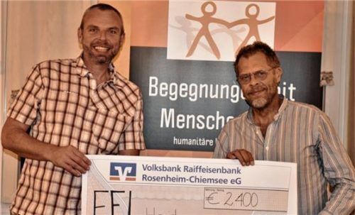 Andreas Bauer (links), Erster Vorsitzender des Vereins „Begegnungen mit Menschen“, überreicht an Dr. Wolfgang Detterbeck einen Scheck. Foto red