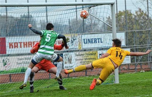 Andreas Rauscher (ASV Au) traf mit diesem Flugkopfball nur die Querlatte. Foto  Ruprecht