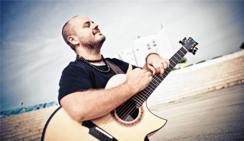 AndyMcKee bekam seine erste Konzertgitarre mit 13 Jahren, mit 20 schrieb er seine ersten Stücke. Der US-amerikanische Fingerstyle-Gitarrist und Komponist, gastiert beim Internationalen Gitarrenfestival „Saitensprünge“ im Kurhaus Bad Aibling. Zum 20. Bestehen holt die Aib-Kur altbekannte Gitarren-Stars zurück auf die Bühne ins Kurhaus.Fotos re