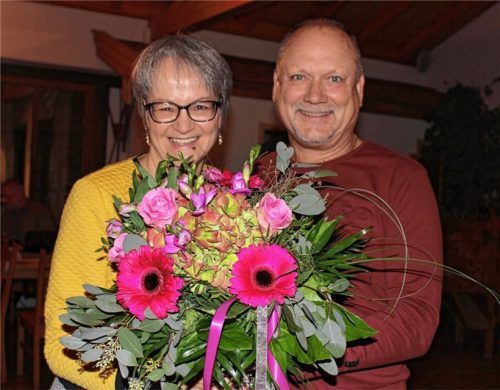 Anette Lehmann ist die Bürgermeisterkandidatin der UWG Kraiburg bei den Kommunalwahlen im März. Dieter Spyra, der die Wahl leitete, gratulierte mit Blumen.Foto  Huckemeyer