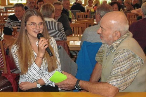 Annika Hohler berichtet Kreisvorsitzendem Franz Maier von ihren Erlebnissen in Polen. Foto  Stettner