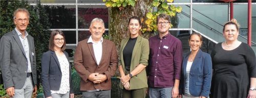 Arbeiten gemeinsam an einem „Ausbildungsbündnis Pflege“ (von links): Rupert Übelherr; Lena Gruber; Michael Krajnc, Bildungsinstitut für Pflege- und Gesundheitsberufe „Insula“; Dr. Carina Romodow, Gesundheitsregion Plus Landkreis Traunstein; Alexander Hoh, Pflegeschulen Traunstein; Manuela Püttner-Nann, Krankenpflegeschule Bad Reichenhall; Christine Halbig, Bundesamt für Familie und zivilgesellschaftliche Aufgaben. Foto Landratsamt Traunstein