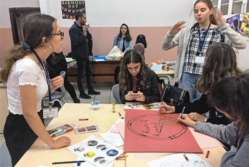Auch das Logo für das Projekt „Roots and Roads“ – hier ein Blick in die „Wettbewerbswerkstatt“ – entwarfen die Schüler in den international gemischten Gruppen selbst. Fotos  re