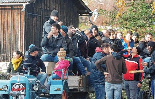 Auch der Bulldog des Burschenvereins machte schlapp und musste vom TSV mit Treibstoff versorgt werden.Foto unterforsthuber