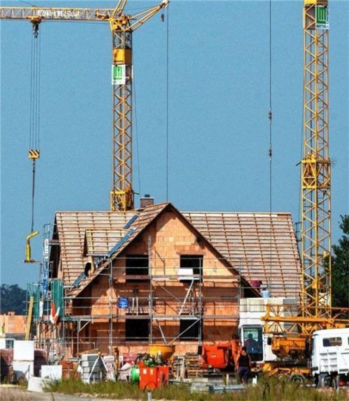 Auch die städtische Baubehörde schafft es in 90 Tagen bis zur Genehmigung. Voraussetzung ist allerdings, dass die Unterlagen vollständig und richtig sind. Und das ist in vielen Fällen nicht der Fall.Foto  dpa