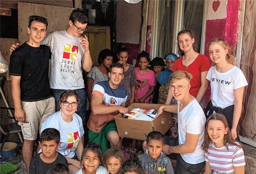 Auch Jugendliche aus Obing und Feichten bringen Hilfspakete in den Kosovo.Fotos  privat