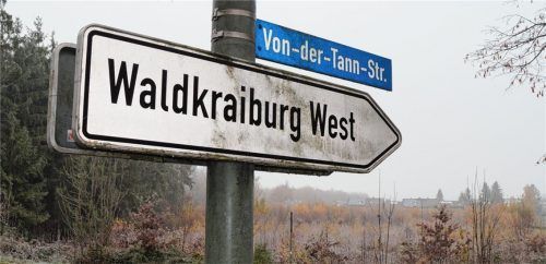 Der Traum vom Eigenheim in Waldkraiburg war schon fast aussichtslos. In Waldkraiburg-West sollen 104 Bauparzellen entstehen. Doch es gibt auch Kritik an den Plänen.Foto  Grundner