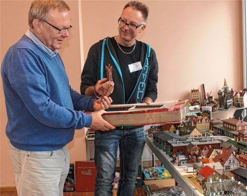 Nach zwei Jahren Corona-Pause veranstaltet der Eisenbahnclub mit den Vorständen Anton Kindermann (links) und Martin Bergkofer wieder eine Modellbahnbörse. Foto  Huckemeyer