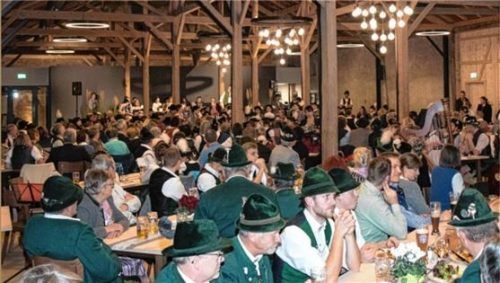 Aufmerksam lauschten die Gäste den verschiedenen Musikgruppen beim Pittenharter Hoagascht. Foto Pis