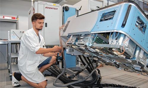 Aufwendige Testsysteme stehen bei Advantest Amerang im Fokus: Matthias Pfeilstetter, Elektroniker im Bereich Manufactoring und Repair, an seinem Arbeitsplatz. Fotos Duczek