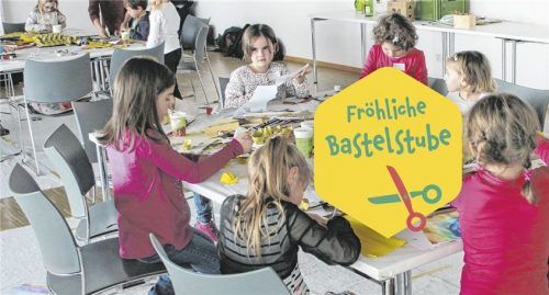 Aus funkelndem Papier, Holz und Tannenzapfen basteln Kinder zusammen mit Experten der Kinder- und Jugendkunstschule Kind & Werk eine weihnachtliche Dekoration.