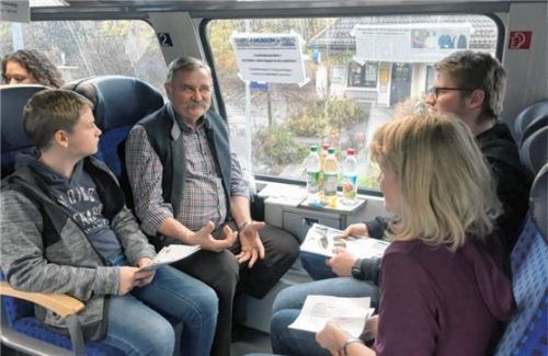 Ausbilder im Zuggespräch mit Jugendlichen und Eltern.Foto re