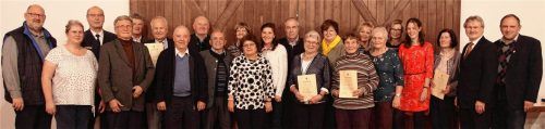 Ausgewählte Repräsentanten aus den Pfarrgemeinden und Seelsorgeeinheiten mit den Dekanen und der Vorsitzenden des Kreiskatholikenrats. (Von links) Dekan Ulrich Bednara, Christine Schmid (Kreiskatholikenrat), Jürgen Luginger (JVA Mühldorf), Hans Wanka (Altmühldorf), Rupert Duschl (Schwindegg), Siegfried Klika (Caritas), Gerard Lindlbauer (Gars), Franz Schwarzenböck (Obertaufkirchen), Franz Meingaßner (Reichertsheim), Gertrud Grabmeyer-Lanzl (Haag), Eveline Neuwinger (Mühldorf), Maria Moser (Polling), Hans Hilz (Egglkofen), Elisabeth Speckmeier (Erharting), Hildegard Steinberger (Niedertaufkirchen), Marianne Klotz-Lachmann (Erharting), Uschi Michalkiewicz (Waldkraiburg), Berta Ziegler (Neumarkt-St. Veit), Doris Gamml (Waldkraiburg), Agnes Kamhuber (BDKJ), Therese Buchner (Zangberg), Georg Gottinger (Taufkirchen-Lafering) und Dekan Franz Eisenmann. Foto münch