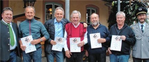 Auszeichnung für 40 Jahre Vereinstreue: (von links) Bürgermeister Lorenz Kronberger, Alois Häusler, Albert Hargasser, Hans Sieghart, Georg Pointvogl, Albert Hofmann und Vorsitzender Christoph Soyer.Foto  Wagner