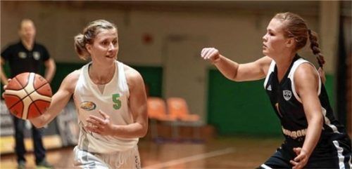 Bad Aiblings Lissi Sokmann (links) spielte bärenstark und erzielte 18 Punkte, davon drei Dreier. Foto  Fehrmann