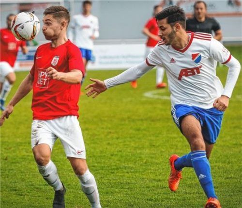 Ball im Blick, Gegner im Nacken: Michael Barthuber (links) hatte Pech mit einem Pfostenkopfball.Foto Cater