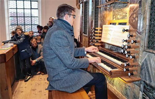 Balthasar Baumgartner an der neuen Orgel: „Ein klangprächtiges Instrument“, konstatierte er. Foto  Stache