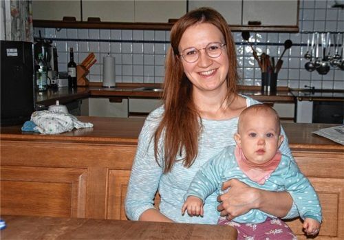 Barbara Kamhuber mit ihrer Tochter Theresa in der Küche der Familie in Gröben. Foto  Bauer