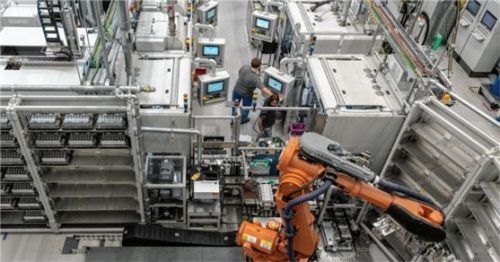 Batteriemontage im BMW-Werk Dingolfing. Foto Auto-Medienportal.Net/BMW